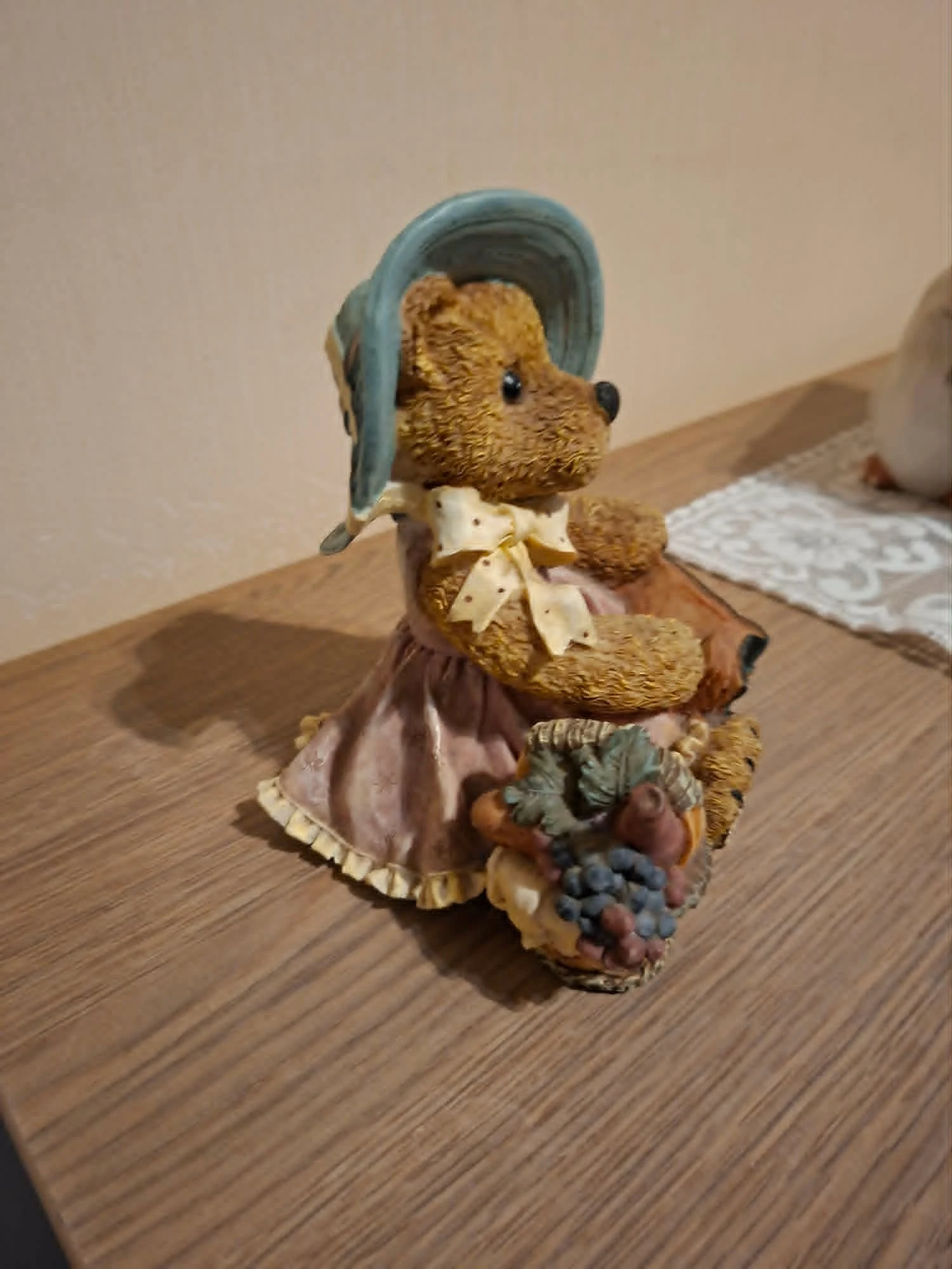 Estatueta decorativa: Urso de pelúcia com cesta de frutas e pote de mel – photo 3